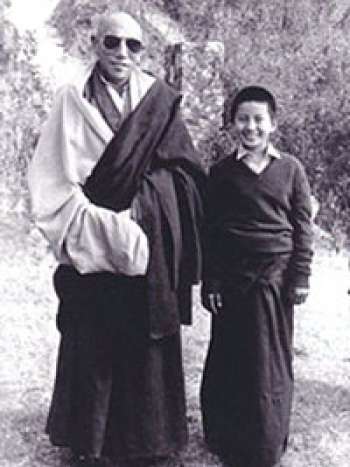 Ani Choying năm 13 tuổi và sư trưởng tu viện Nagi Gompa, thầy dạy hát của cô